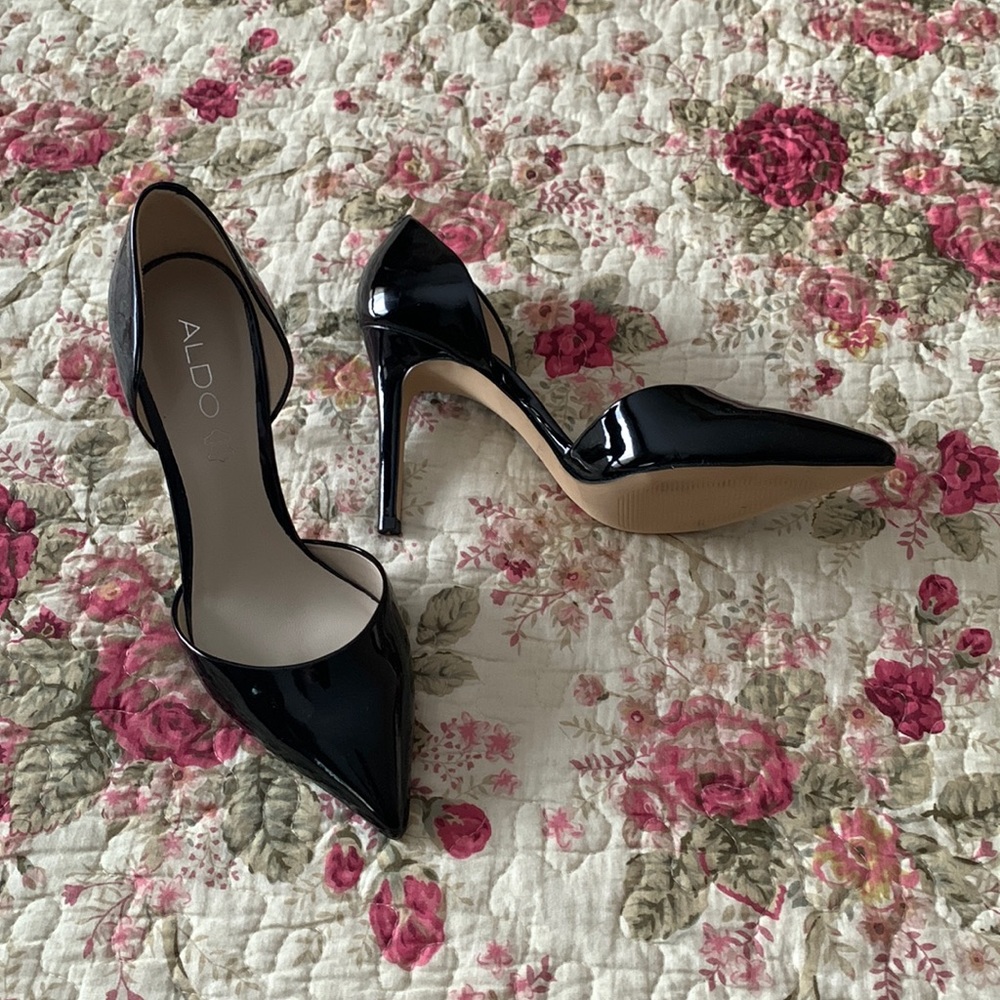 Patent leather stiletto heel pumps